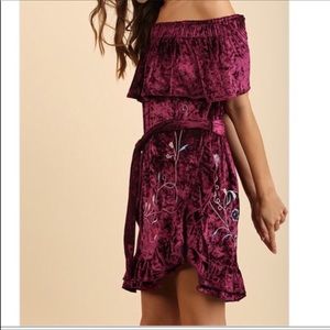 Off the shoulder embroidery velvet dress.